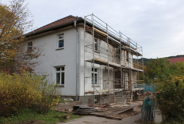 Eine Hausfassade wird saniert.