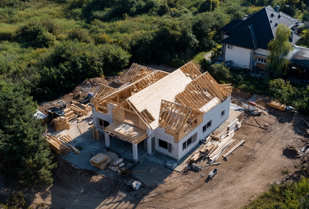 Eine Luftaufnahme von einem Haus, welches gerade gebaut wird.
