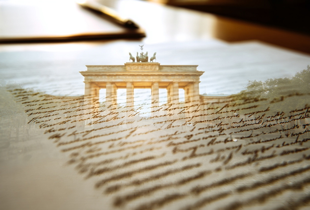 Ein Blatt von einem Testament, im Hintegrund das Brandenburger Tor.