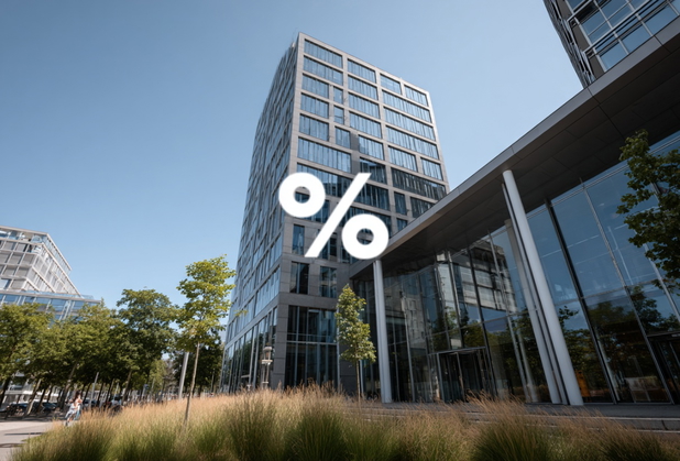 Ein weißes Prozentzeichen vor einer modernen Gewerbeimmobilien.
