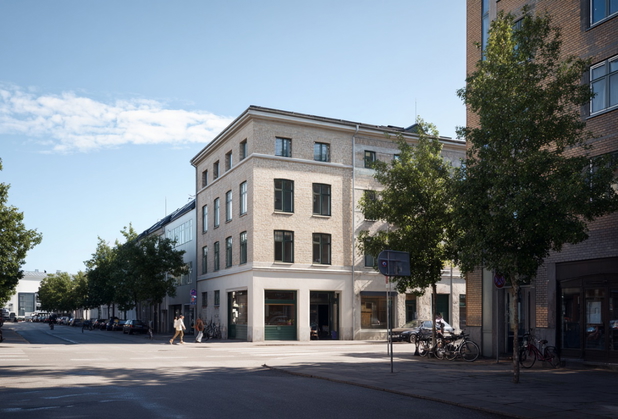 Ein Wohnhaus in einem Gewerbegebiet.