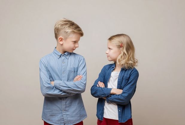 Ein kleiner Junge und seine Schwester streiten sich.