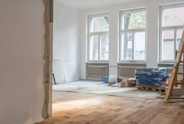 Ein Altbau-Wohnzimmer wird renoviert.