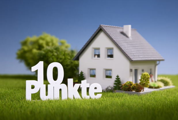 Vor einem Miniaturhaus steht "10 Punkte" in weiß geschrieben.