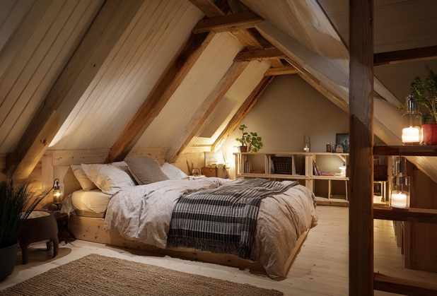 Ein gemütliches Dachbodenzimmer mit einem bequemen Doppelbett.