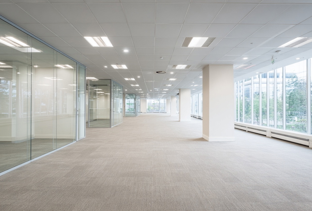 Ein leeres Bürogebäude mit einem gläsernen Cubical Office.
