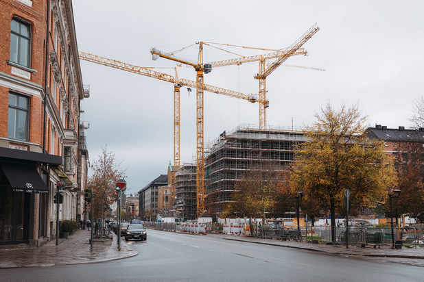 Ein Stadtviertel, in dem viele Baukräne rumstehen.