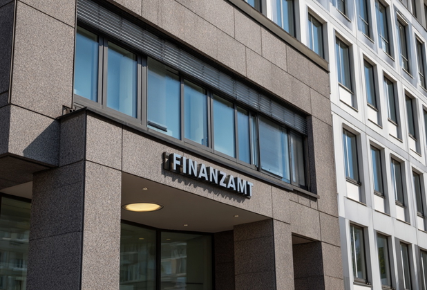 Der Eingang eines Behördengebäudes, mit der Beschriftung "Finanzamt".