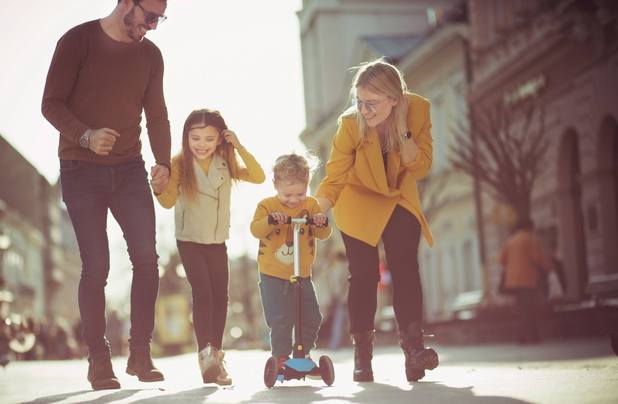 Vater, Mutter und zwei Kinder sind spazieren