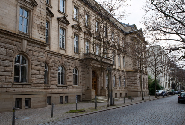 Ein deutsches Gericht von der Straße aus fotografiert.