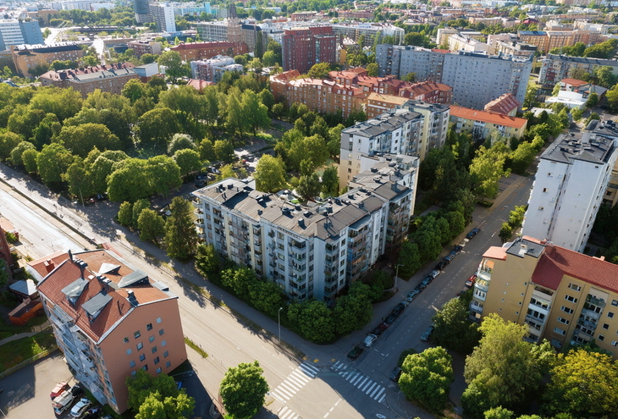 Aus Vogelperspektive eine zentrale Lage in einer Stadt.