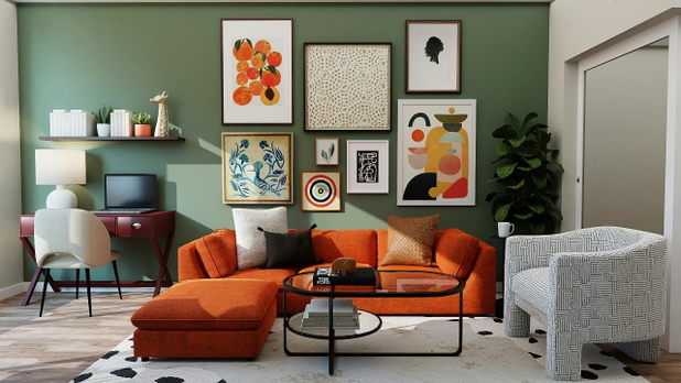 Eine Sitzecke mit einer orangenen Couch und vielen Bildern an der Wand.