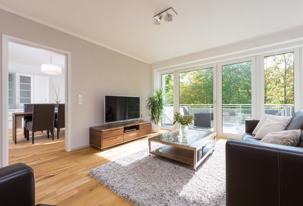 Ein modern eingerichtetes Wohnzimmer.