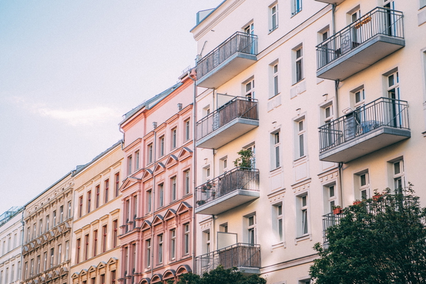 Außenfassade einiger Altbauhäuser im Prenzlauer Berg.