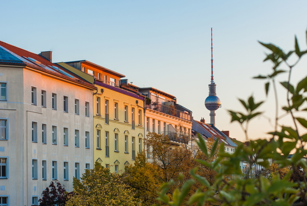 Die Dächer von Altbau-Häusern in Prenzlauer Berg, dahinter der Fernsehturm.