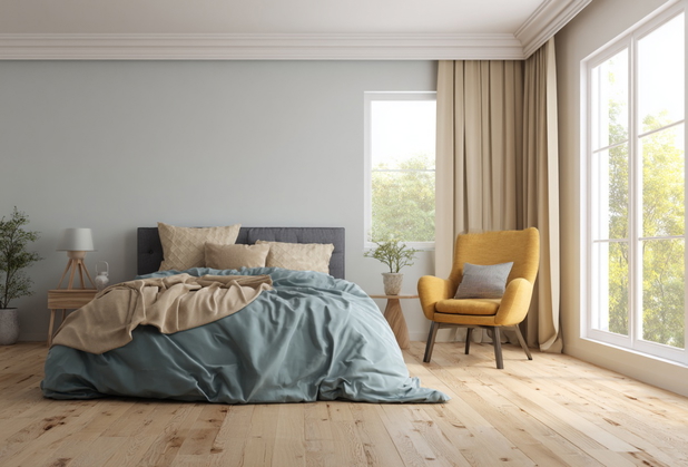 Modernes Schlafzimmer mit großem Fenster, einem Bett und gelbem Sessel.