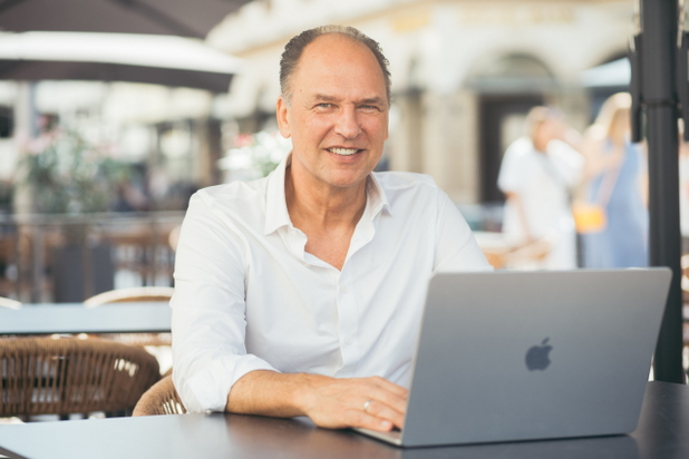Frank Machwitz von Kensington Immobilien an seinem Laptop sitzend.