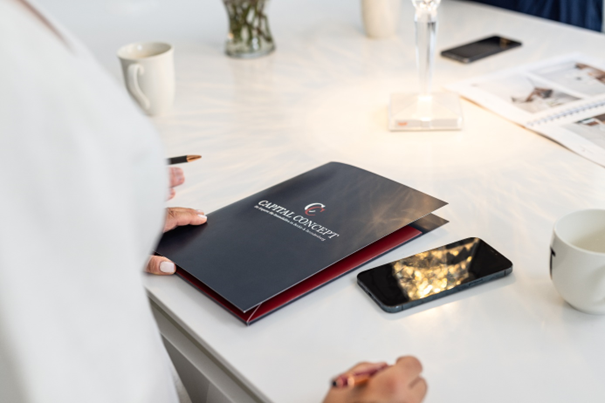 Ein Capital Concept Portfolio liegt auf einem Tisch.