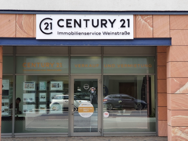 Blick auf den Eingang des Büros von Century21