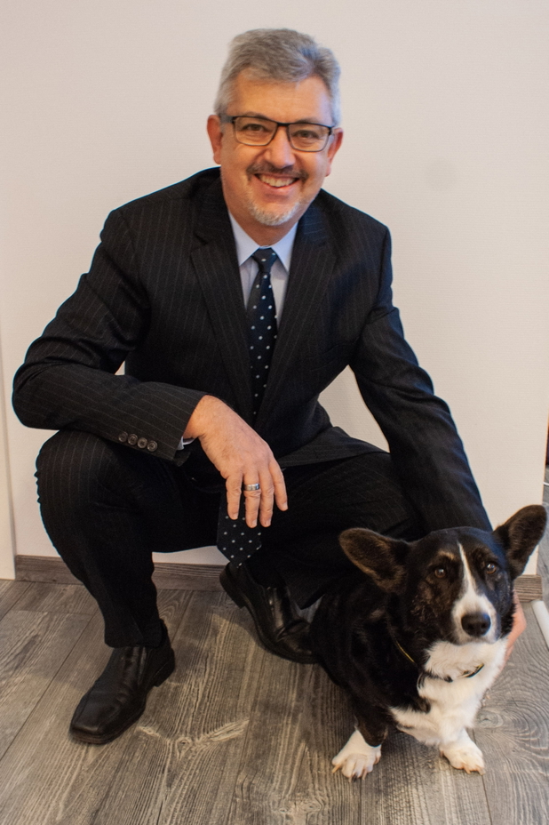 Immobilienmakler von Century21 mit Bürohund
