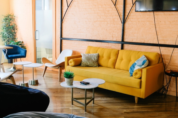 Eine gelbe Couch in einem gemütlichen Wohnzimmer.