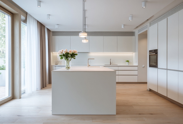 Moderne, helle Küche in weiß mit einer Kücheninsel und einer großen bodentiefen Fensterfront.