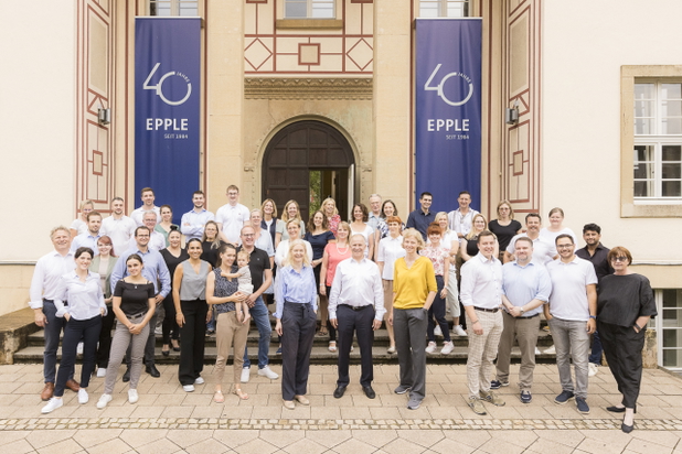 Teamfoto der Epple GmbH mit allen Mitarbeitern.