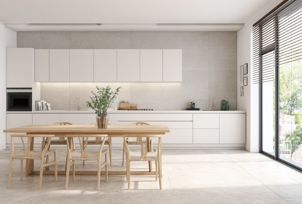 Moderne, helle Küche mit Holztisch und Stühlen.