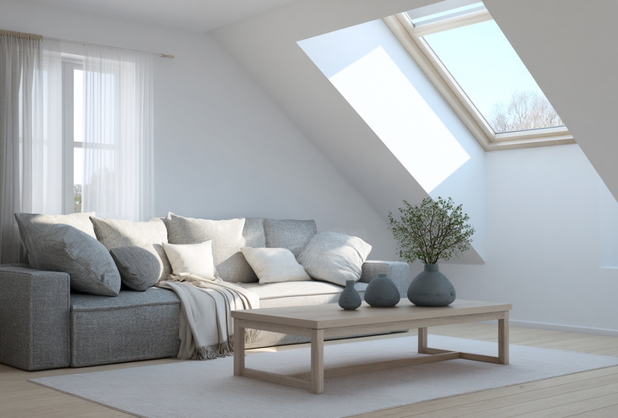 Helles Wohnzimmer in neutralen Farben mit grauer Couch und Couchtisch aus Holz.