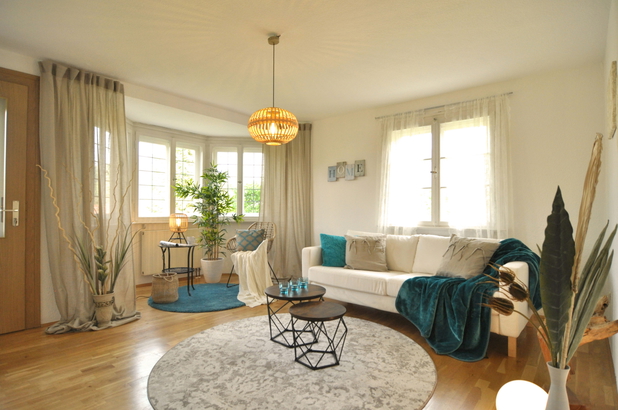 Modernes Wohnzimmer, hergerichtet durch HomeStaging. 