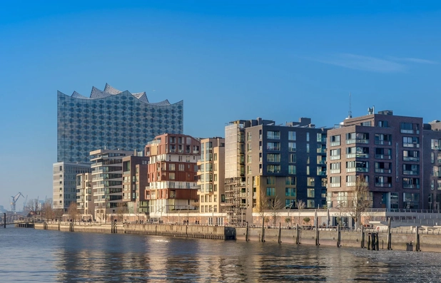 Blick auf Hamburger Skyline vom Wasser aus