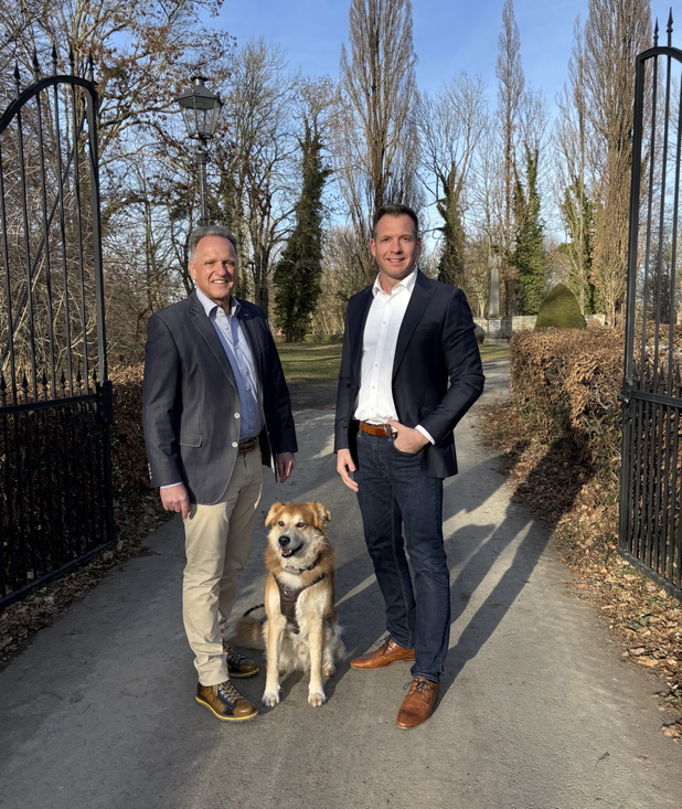 Das Team von Immobilienbüro Runge (zwei Personen) mit Hund.