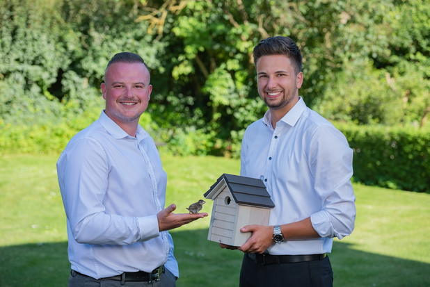 Killian Steinegger und Lars Schuster von Immobilienkanzlei Oberschwaben GmbH mit einem Vogelhaus.