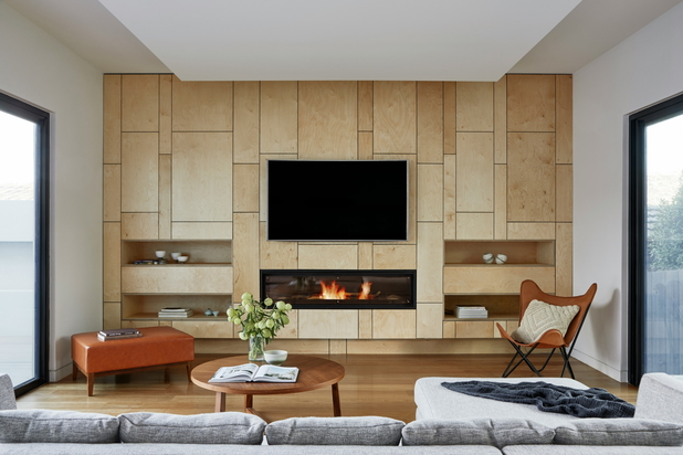 Ein modernes Wohnzimmer mit Sitzecke und einem modernen Kamin.