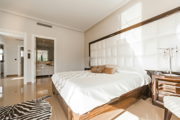 Ein luxuriöses Schlafzimmer mit einem King-Size-Bett.