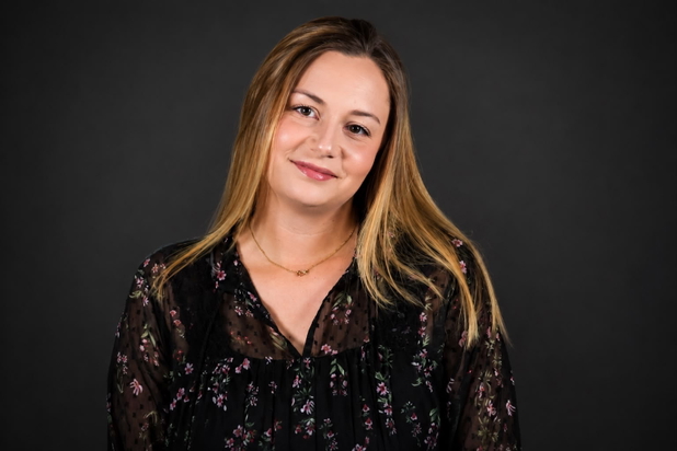 Bild von Celine Schäfer, die sich um Organisation, Social Media und Kommunikation bei Küstenwert Immobilien kümmert.