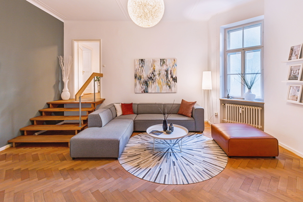 Der Kundenbereich im Büro von Lehmann Hueber Immobilien mit einer Couch in der Sitzecke.