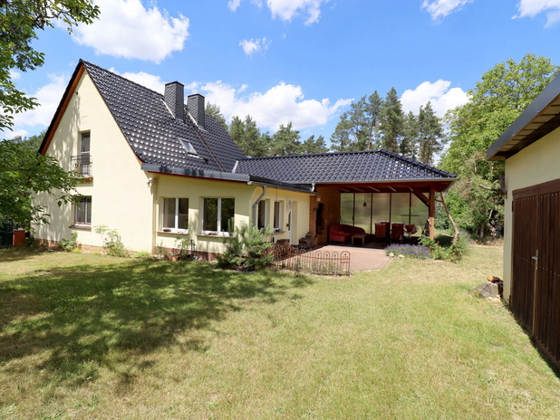 Südansicht des Büros von Loos Immobilien.