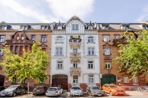 Straße mit mehreren Reihenhäusern mit Altbauwohnungen.
