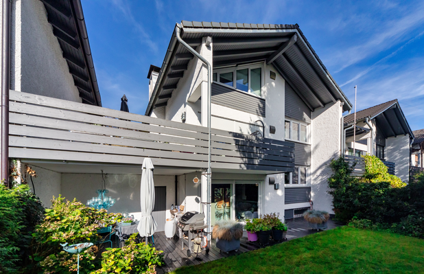 Ein modernes Einfamilienhaus vom Garten aus fotogragiert.
