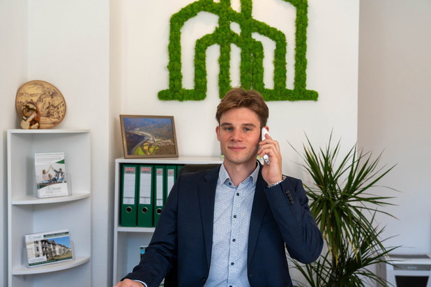 Jonas Backfisch, Odenwald Immobilien, am Telefon.