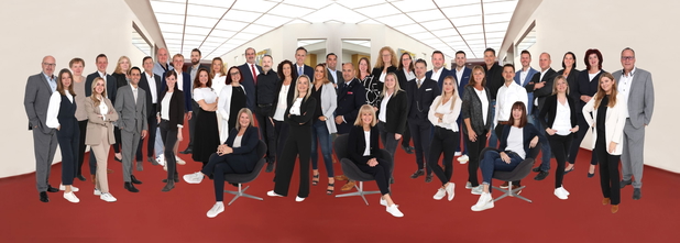 Teamfoto mit allen Mitarbeitern der S-Immo Sparkassen Immobilien.