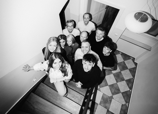 Das gesamte Team von Schmitt Immobilien in schwarz-weiß aus der Vogelperspektive.