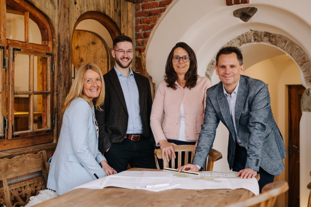 Teamfoto von Schneider & Prell mit vier Personen.