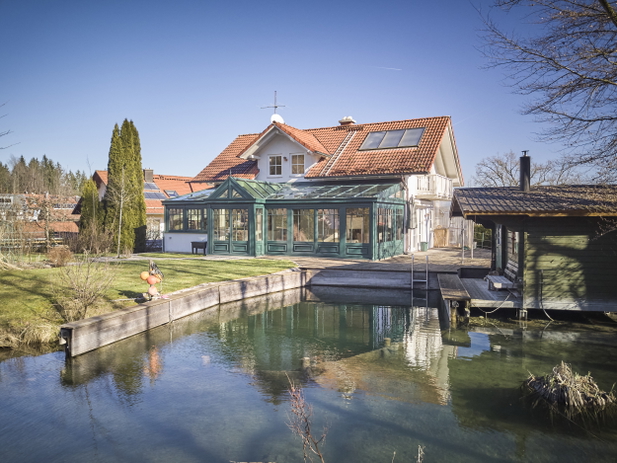 Referenzobjekt von Schneider & Prell , Einfamilienhaus direkt am See mit viel Grün.