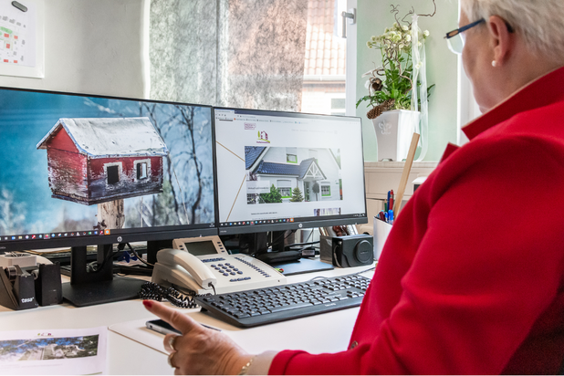 Inhaberin Christiane Starke, während sie am Computer arbeitet. 