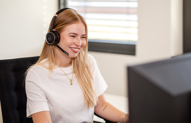 Eine Servicemitarbeiterin mit Headset