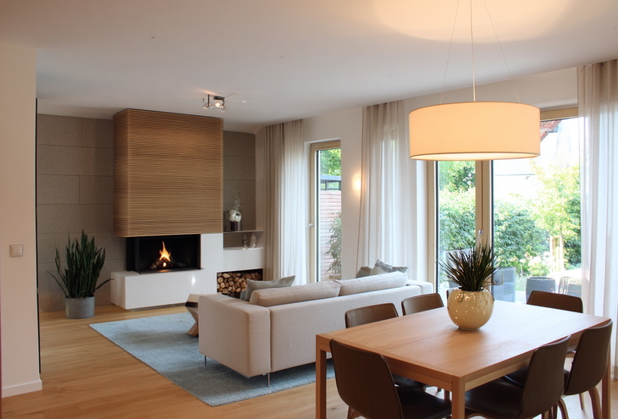Ein modern eingerichtetes Wohn- und Esszimmer.
